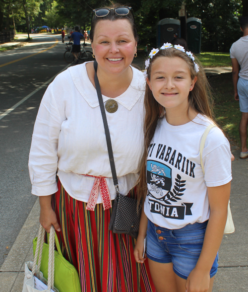 Teevi Champa and daughter from the Estonian Garden